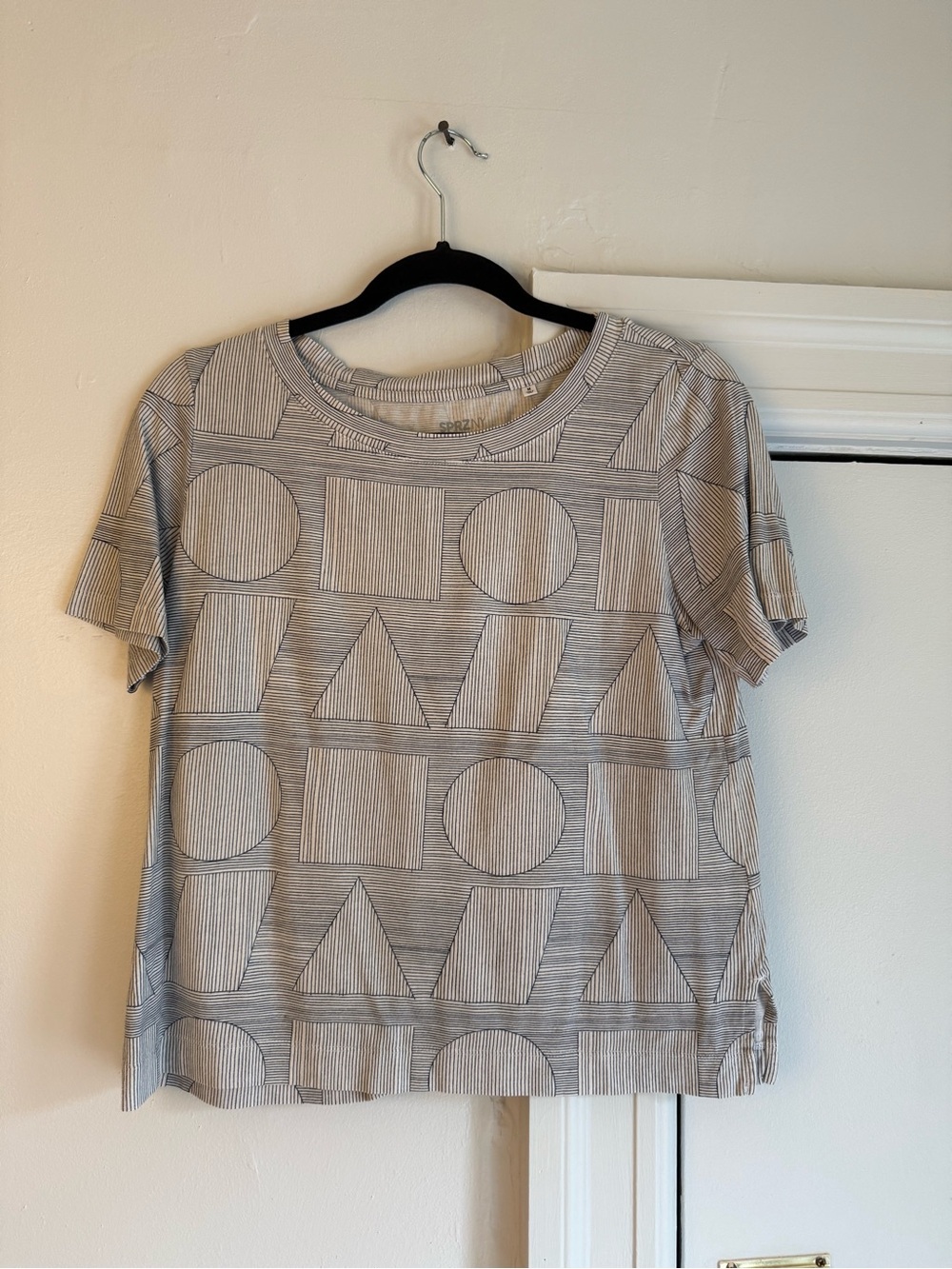 Uniqlo Gray Short Sleeve Tee with Geometric Pattern
